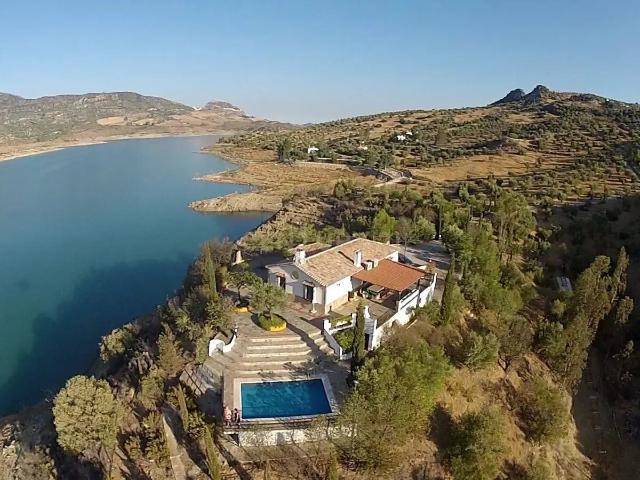 Finca a orillas del Lago de Zahara de la Sierra con acceso d. 103m² El gastor
