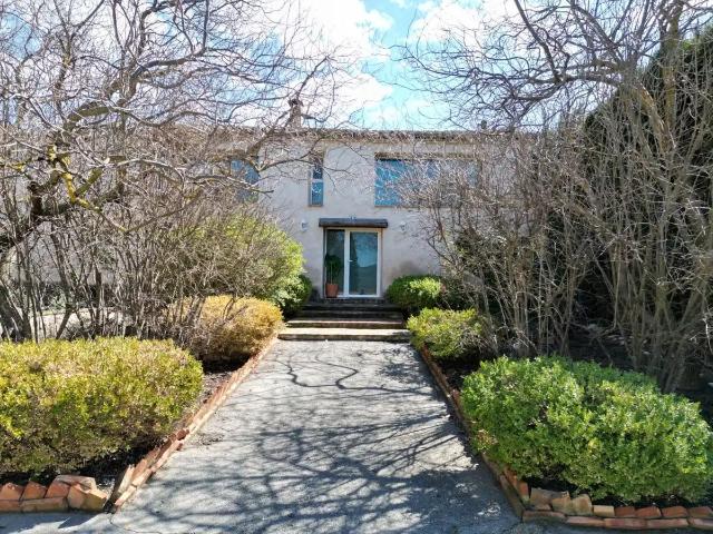 Finca amplia con estudio de 250 m2 y jardín paisajístico en. 588m² Villena