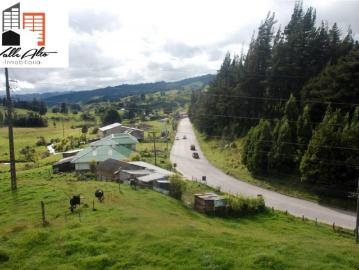FINCA AMPLIA JUNTO A LA VÍA PRINCIPAL EN PORTETE. Hacienda en Venta en Cuenca Victoria del Portete