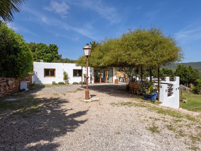 Finca auténtica de Ibiza con vistas al mar y a la montaña en San Carlos