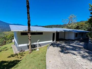 Finca Cafetera con Casa Moderna y Bonitas Vistas en Jaramillo