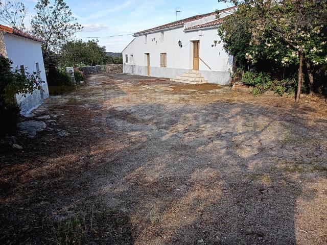 FINCA CASA RÚSTICA, VIVIENDA CON ZONA EXTERIOR APARCAMIENTO, TERRENO CON ESTANQUE PISCINA