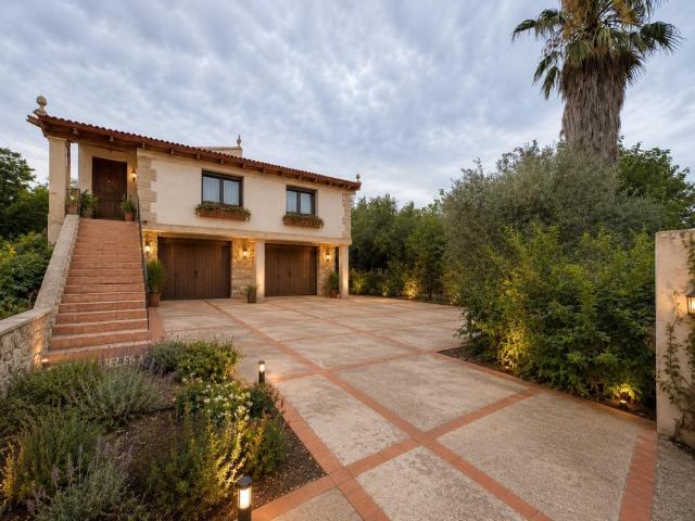 Finca con casa para terminar y nave en Jesús