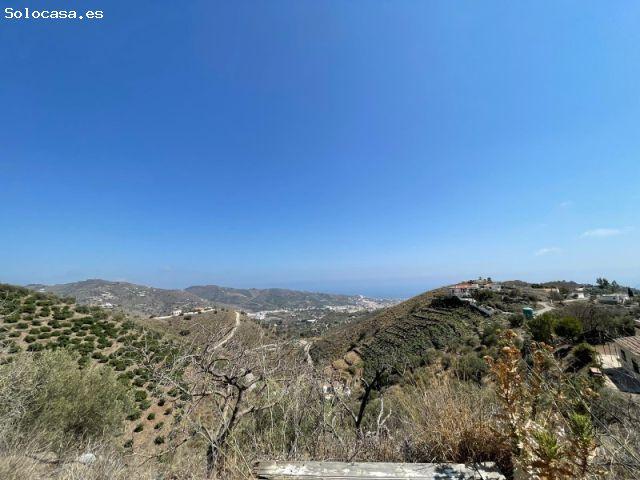 Finca con apero y vistas a la montaña y al mar en Torrox