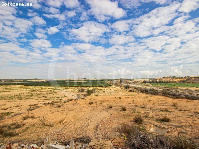Finca con vivienda de 328m2 y una piscina privada a la venta en Partida del Pino
