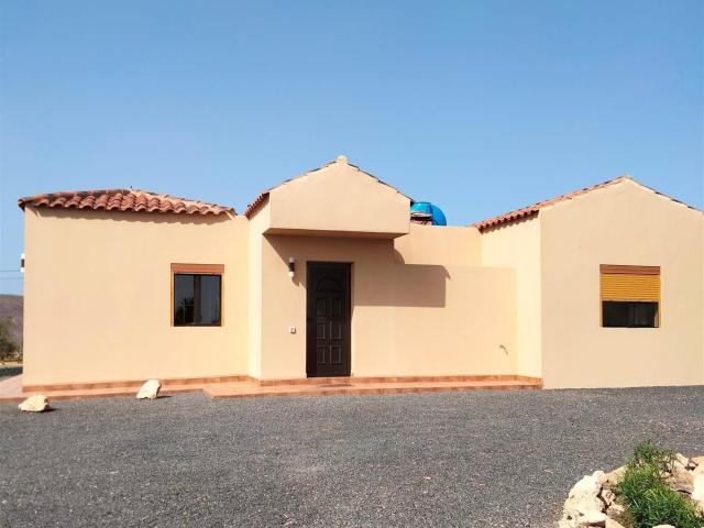 ? Finca con vivienda y zona ecuestre Espectacular finca de 1. 98m² Tuineje