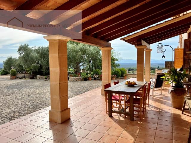 Finca con vistas al mar, casa rústica y árboles maduros