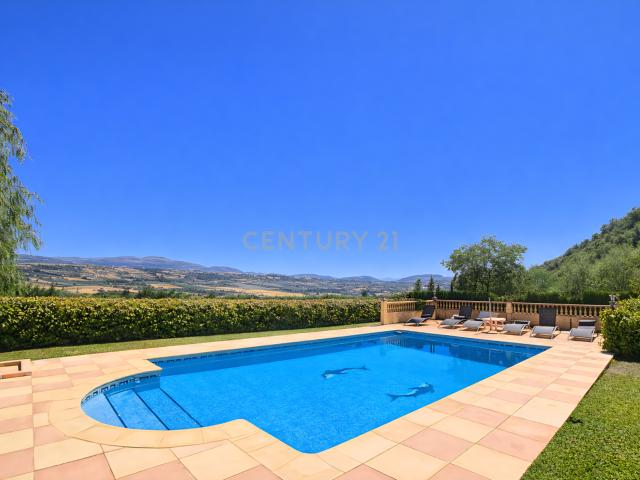 Finca con vistas panorámicas en Ronda con piscina privada, olivar en producción y casa andaluza · Ideal para inversión en turismo rural