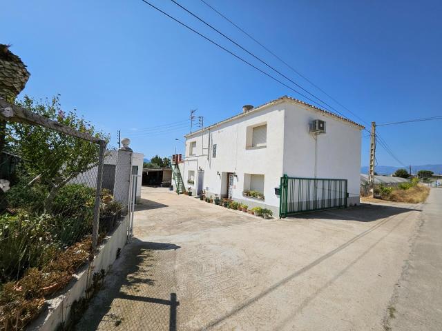 Finca de 6.000 M2, plana y vallada con casa unifamiliar y otros anexos de 262 M2