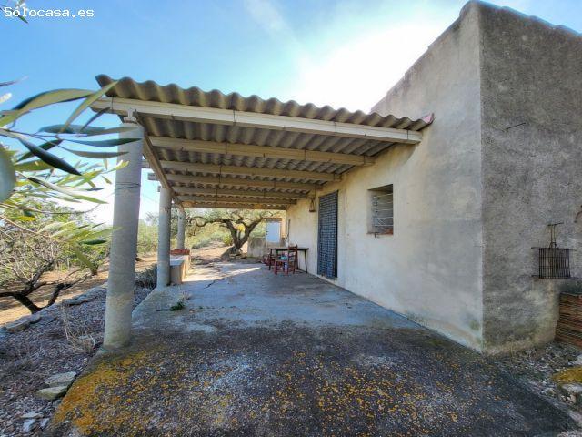 Finca de 36.169 M2, con dos casetas de aperos y vistas al mar