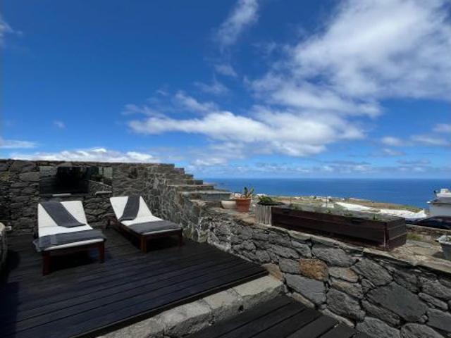 Finca de estilo colonial canario con vistas panorámicas del mar y paisajes naturales, ubicada en Moy