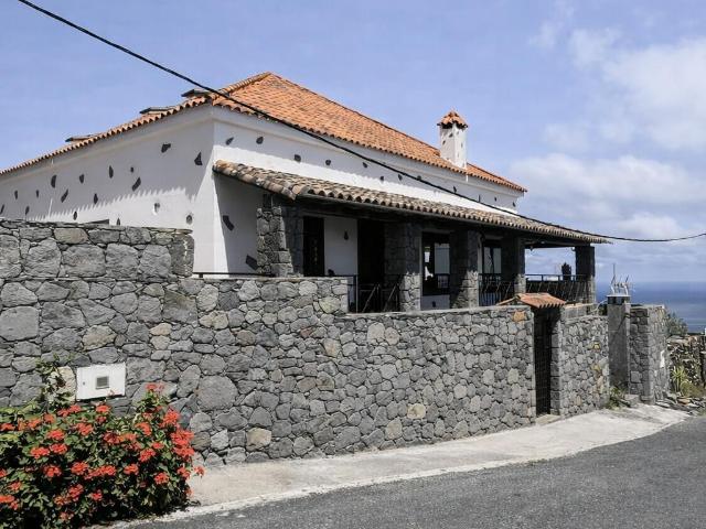 Finca de estilo colonial canario con vistas panorámicas del mar y paisajes naturales, ubicada en Moya, en el Norte de Gran Canaria