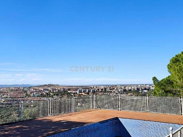 Finca en La Montaña Cáceres con vistas 360º, 3 viviendas, piscina y olivar | “Bella Vista”