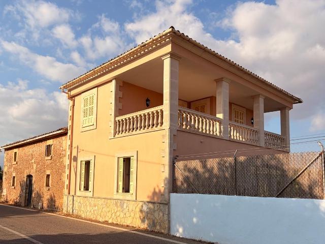 Finca mallorquina centenaria cuidadosamente conservada, con vivienda, huerto y parcela de 1.797 m2