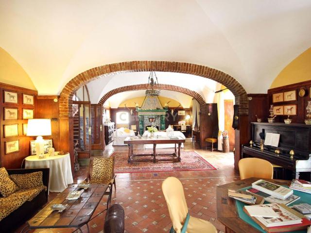 Finca Palacete del Siglo XVIII con Explotación Hotelera Activa – 5.000 m² construidos en 17 hectáreas de Dehesa Extremadura
