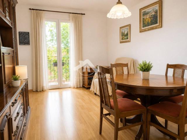 Finca Regia de 1923 con Ascensor y Techos de Bóveda Catalana: Una Vivienda para Crear a Tu Medida