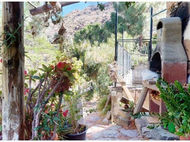 Finca rural canaria con terreno, aparcamiento, vistas y estanque ubicada en Agüimes Temisas Las