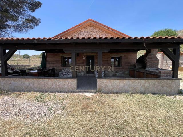 Finca rustica. Casa de campo con piscina en Driebes Guadalajara, junto a campos de cultivo