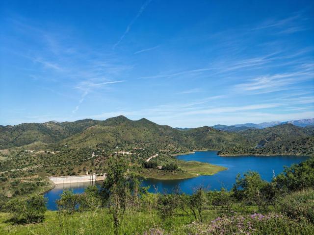 FINCA RÚSTICA CON VISTAS ESPECTACULARES AL PANTANO CASASOLA – A SOLO 10 KM DE MÁLAGA