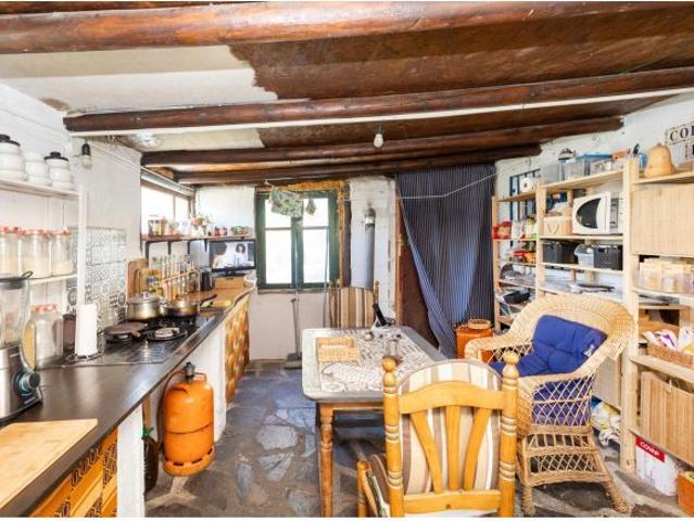 ? Finca rústica con vivienda, terreno y olivos – autosuficiente – a 10 min de Lanjarón