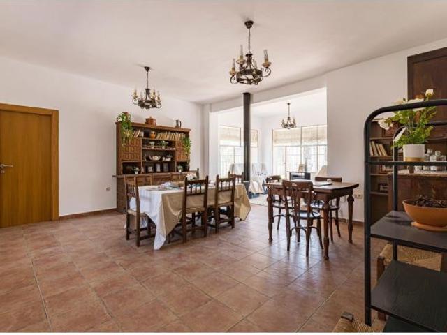 Finca rústica con vivienda de 220 metros construidos, 22.480 m2 de terreno y garaje junto a La Alcay
