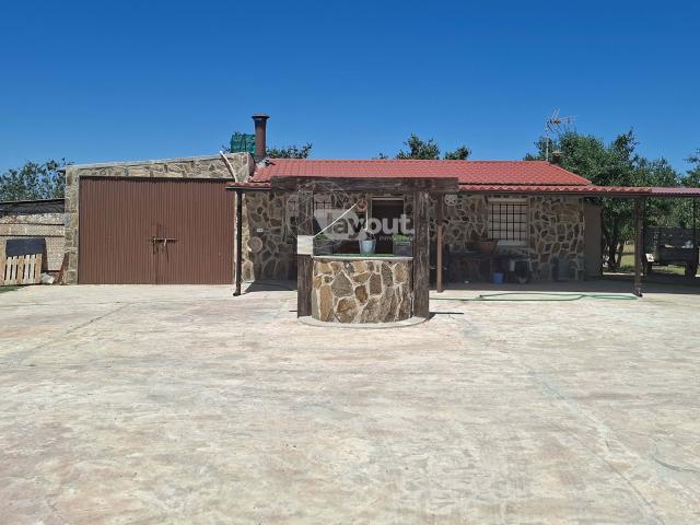 Finca rústica con vivienda, piscina y almendros en Malpartida de Plasencia