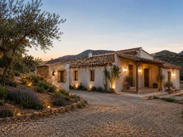 FINCA RÚSTICA CON GRAN POTENCIAL Y VISTAS AL MAR
