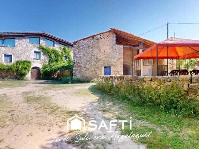 OPORTUNIDAD FINCA RÚSTICA CON LICENCIA TURÍSTICA, DOS MASÍAS Y MÁS DE 26.000 M² DE TERRENO