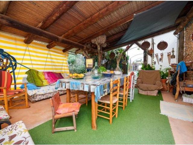 Finca Rústica con Múltiples Edificaciones y Gran Potencial