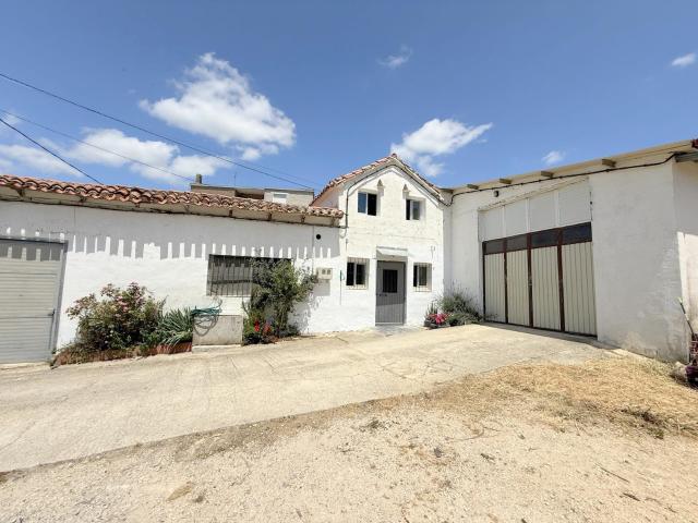 Finca rústica con Nave y vivienda en Bearin
