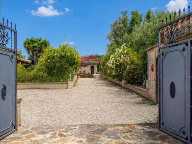 Finca rústica con pozo propio, anexos independientes y vistas a la Serra de Tramuntana en Costitx