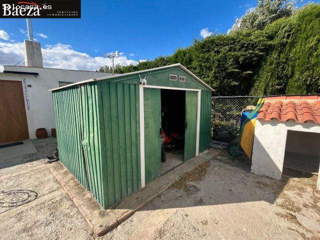 Finca rústica de 1.250 m2 con casitas independientes, placas solares y total privacidad en Castalla