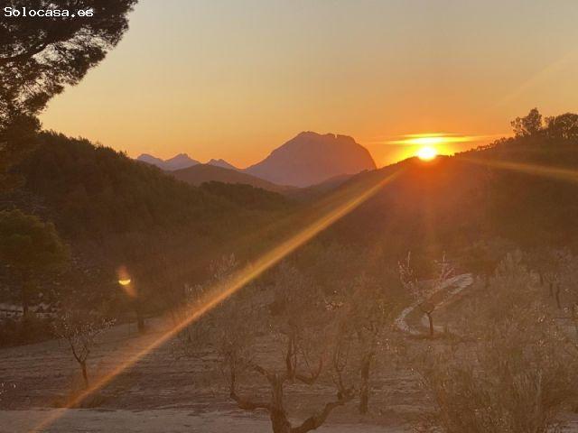 Finca rústica en venta en Alicante: 18 ha con piscina, vistas al Puig Campana y
