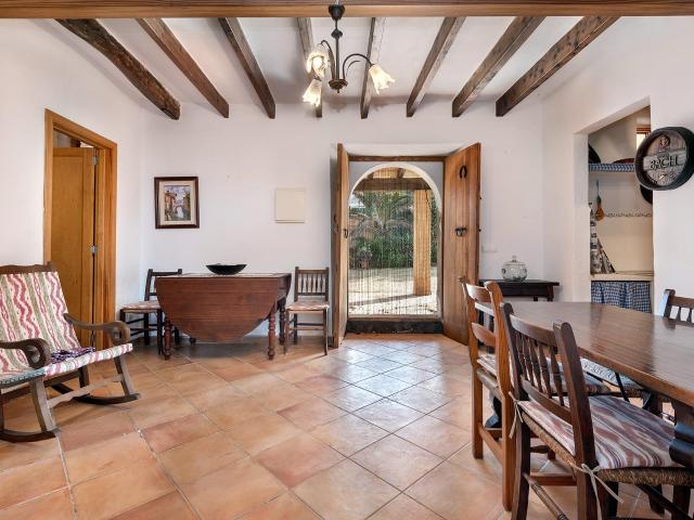 Finca rústica legalizada con 64.000m2, piscina y vistas a Sa Dragonera
