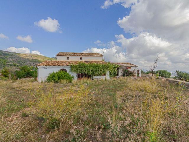 Finca rustica para reformar completamente con mas de 123,000M2 de parcela