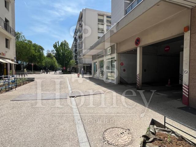 Fini le stress du stationnement à Annemasse ! Offrez à votre véhicule la tranquillité d'un emplacement privé
