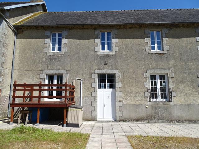FINISTERE. Charmante maison en pierre de 5 chambres avec salles de bains privatives, située dans le village de Scrignac