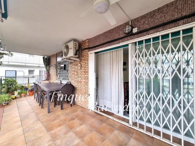 ¡FINQUES BAIXADOR PRESENTA ESTE PISO DE 2 HABITACIONES AL LADO DEL MAR CON AMPLIA TERRAZA Y TRASTERO!