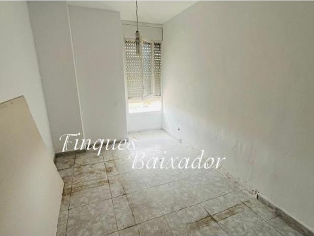 ¡ FINQUES BAIXADOR PRESENTA ESTE PISO DE 3 HABS. EN FINCA CON ASCENSOR!