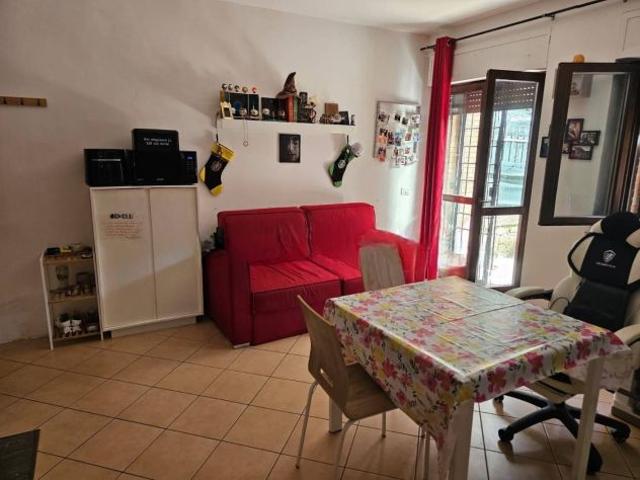 FIANO ROMANO BILOCALE ARREDATO CON POSTO AUTO SCOPERTO,CANTINA E GIARDINO DI 80