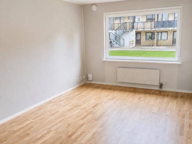 Fibernät finns indraget och hyresgästen får själv teckna abonnemang avseende internet/telefoni. Telias TV paket Lagom ingår i hyran