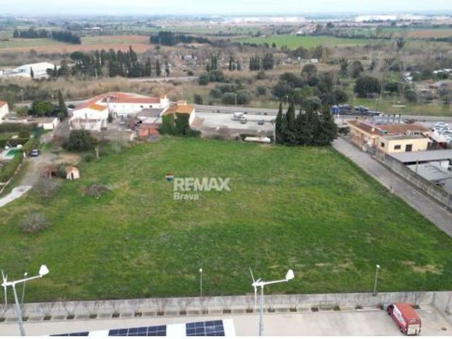 Figueres, Vilafant | Gran oportunidad de inversión: solar comercial y hostelero de 5.500 m2