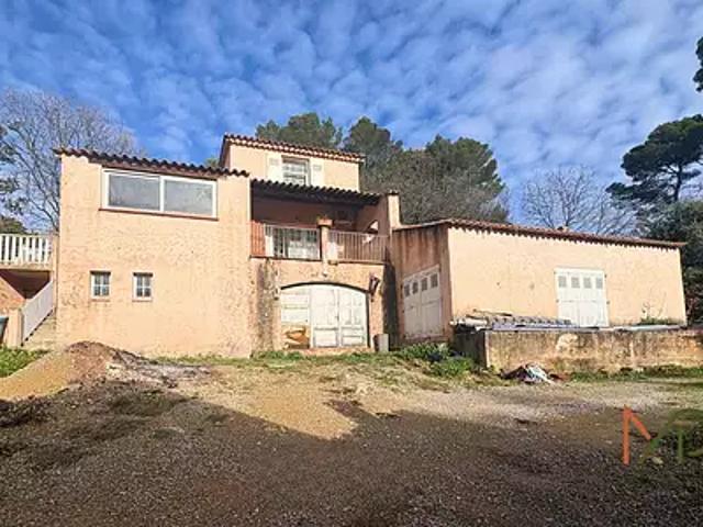 Figanières 83830 Achat / Vente maison 6 pièces t6 au dernier étage piscine