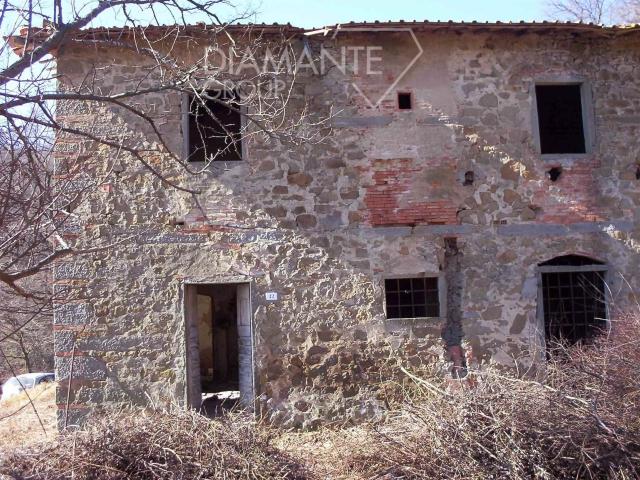 Figline Valdarno Fi: Casale in pietra su due livelli da ri. 330m² Figline Valdarno