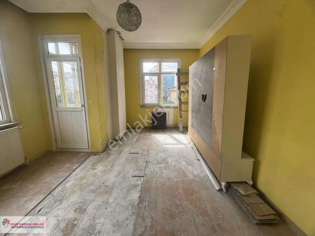 Filiz Emlaktan Bağcılar Merkez Mah. 3+1 125m2 Satılık Daire