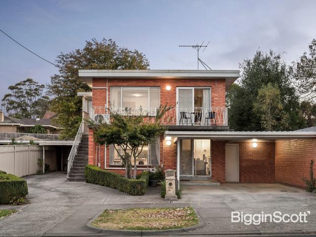 First Level Two bedroom unit in a highly desirable location of Balwyn