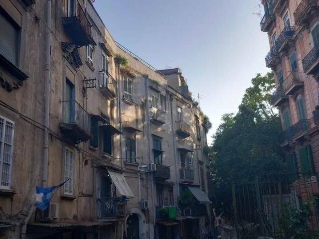 Fittasi monolocale a Napoli vico del Sacramento, San Carlo all'Arena