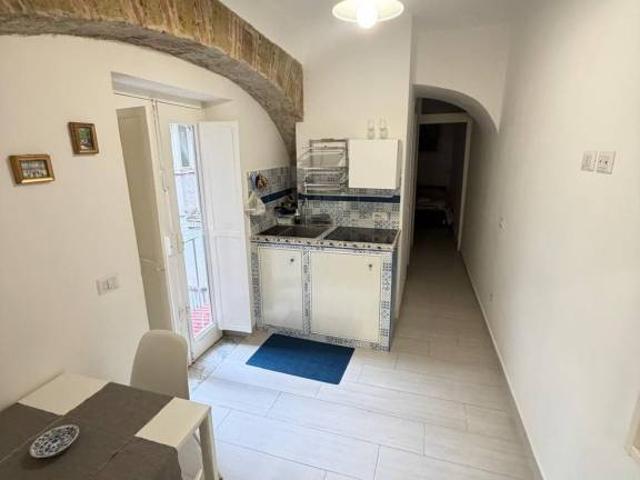 Fittasi bilocale a Napoli via Atri, Centro Storico