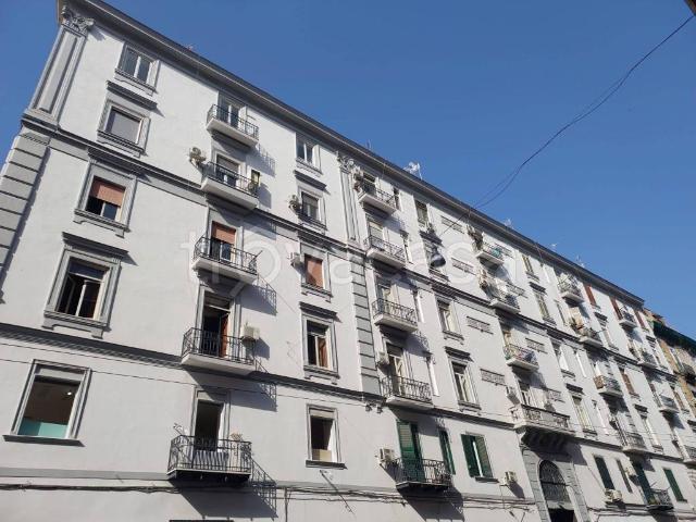 Fittasi bilocale a Napoli via Cesare Rosaroll, Tribunali