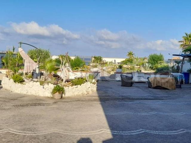 Fittasi bilocale a Pozzuoli via del Mare